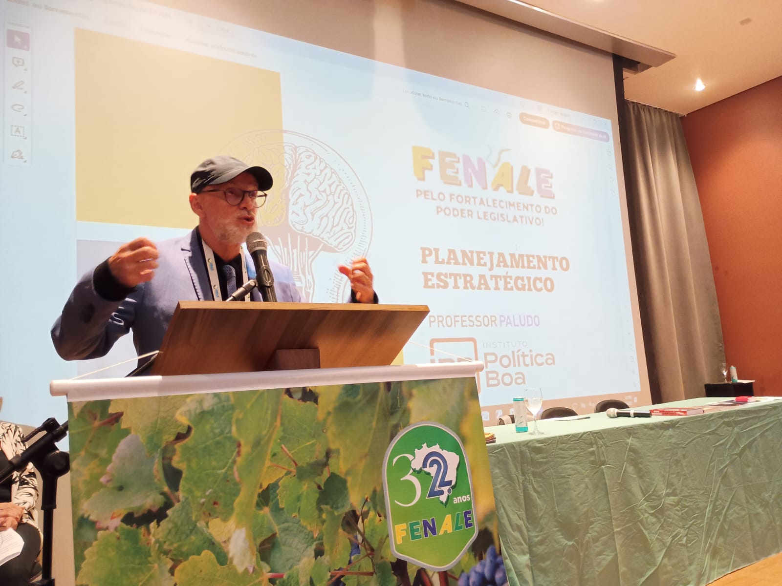 O presidente da FENALE, Alexandre Melo, faz apresentação da palestra do Prof. Palumbo