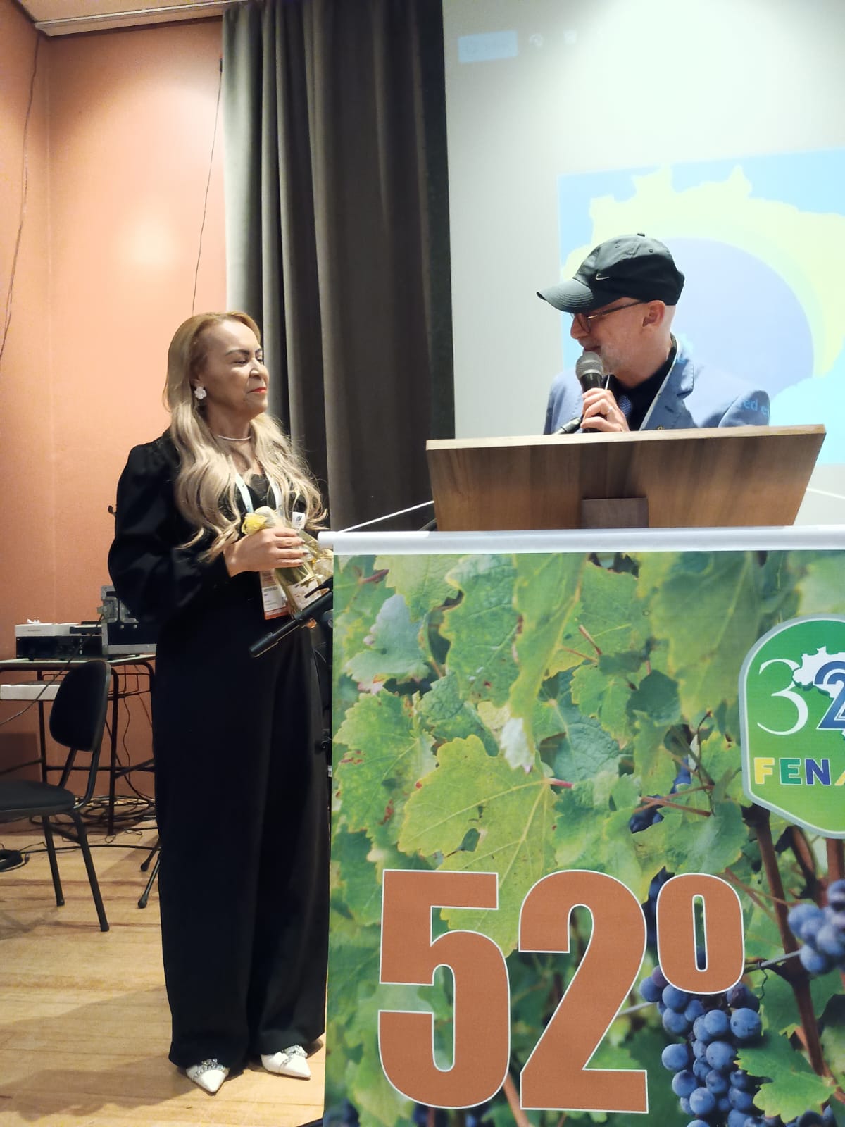 Participação da deputada estadual Tia Ju, presidente da UNALE no evento da FENALE.